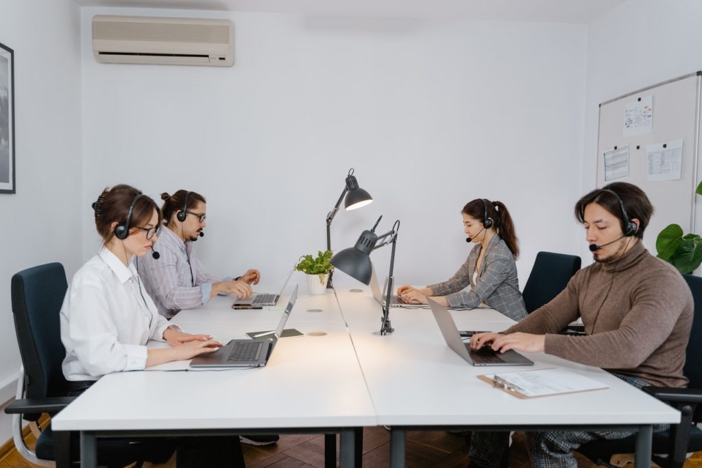 Equipe dans un bureau, qui planifie des missions d'interventions